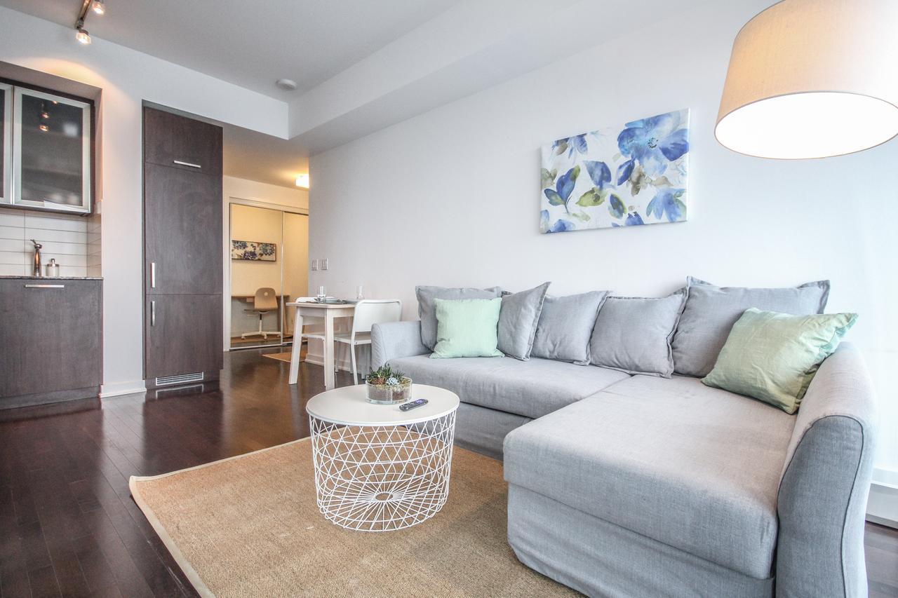 Sarkar Suites - Entertainment District Торонто Екстериор снимка