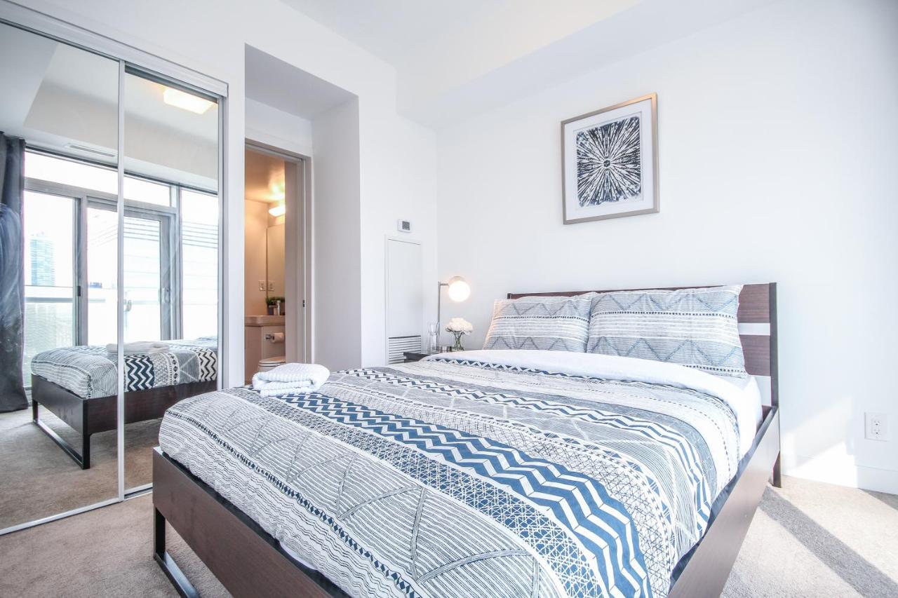 Sarkar Suites - Entertainment District Торонто Стая снимка