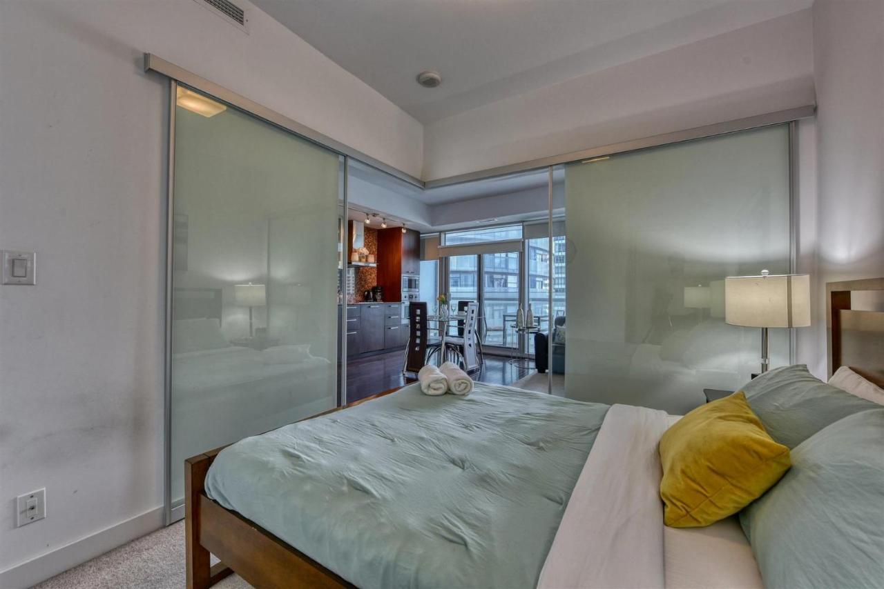 Sarkar Suites - Entertainment District Торонто Екстериор снимка
